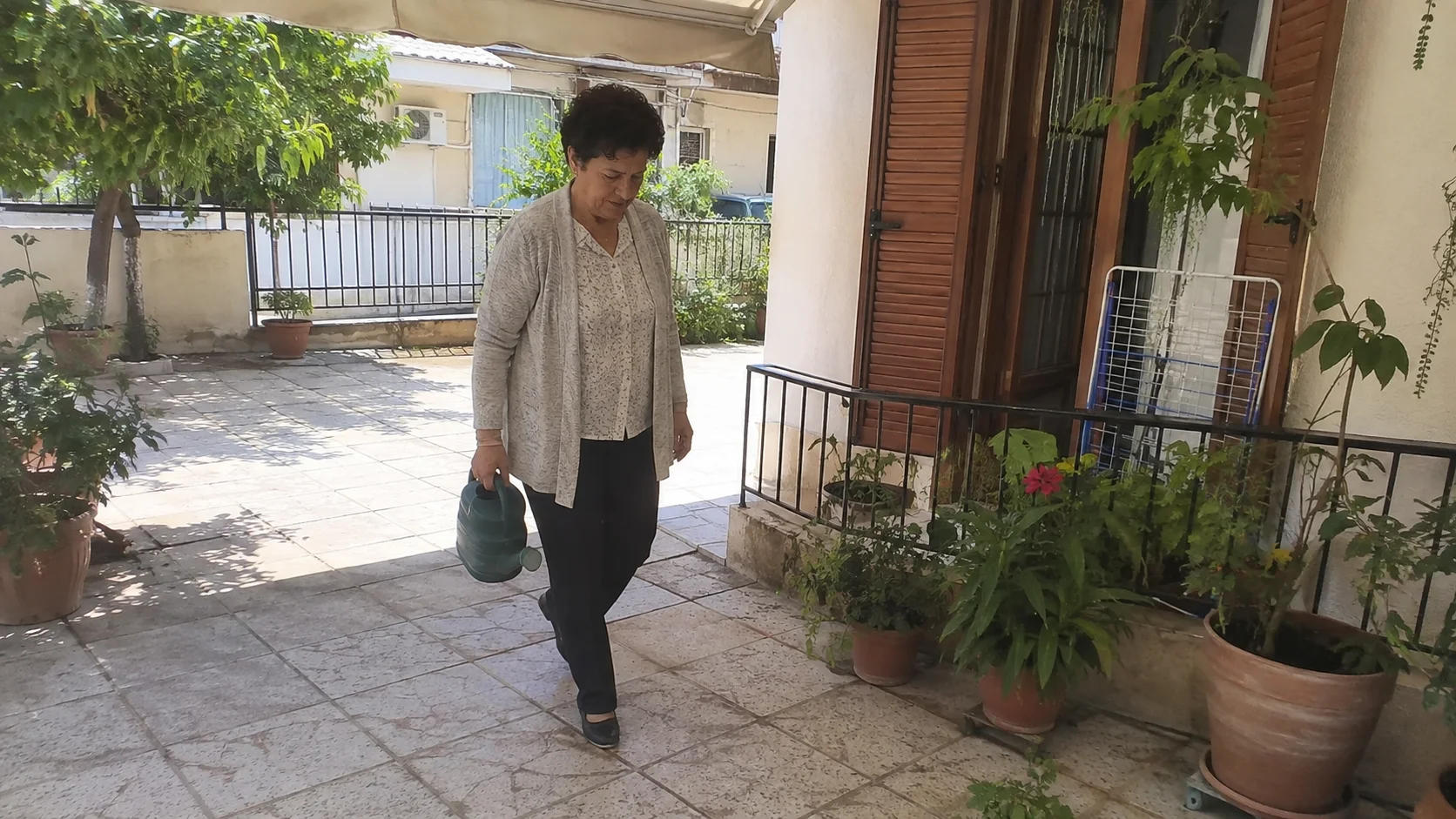Ώριμη γυναίκα σε ήπια καθημερινή κίνηση