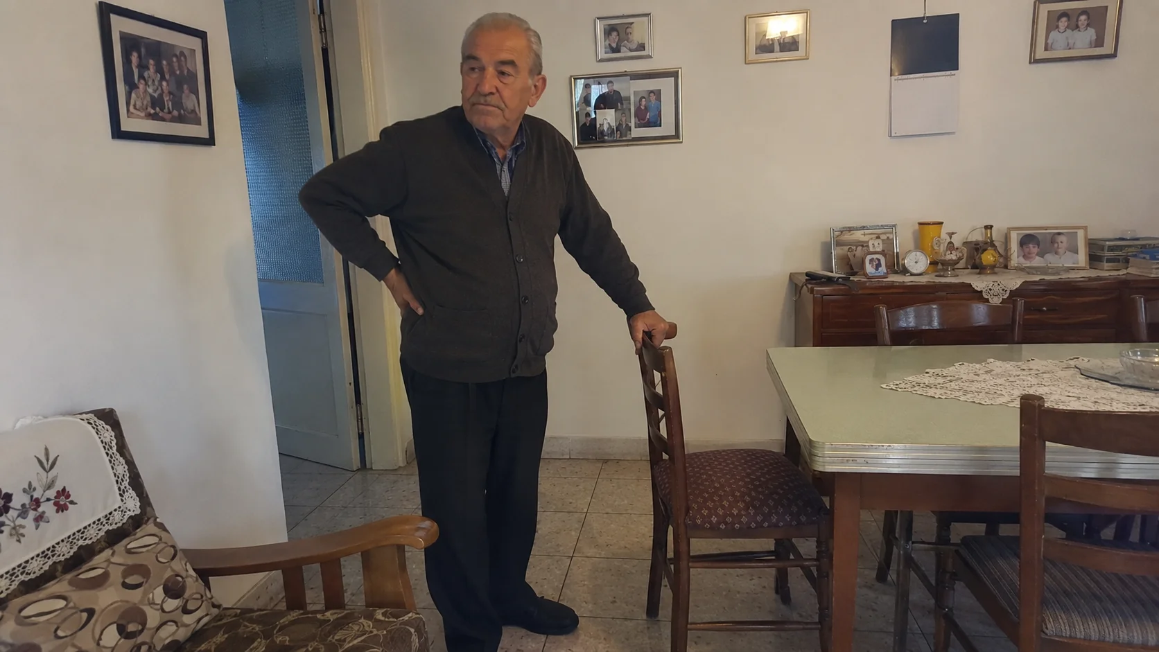 Ώριμη γυναίκα που αισθάνεται ήπια ενόχληση στο γόνατο στο σπίτι