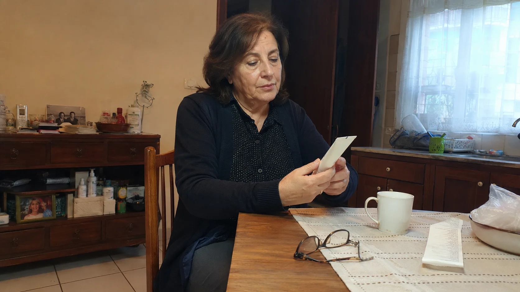 Ήπια εφαρμογή gel στο γόνατο με κυκλικές κινήσεις